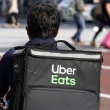Les droits des travailleurs de plateformes comme Uber Eats seront mieux défendus dans l'UE. KEYSTONE/AP/SHUJI KAJIYAMA